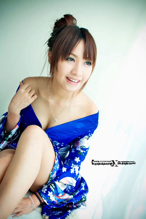 皮肤白嫩如雪的和服美女显性感 封面