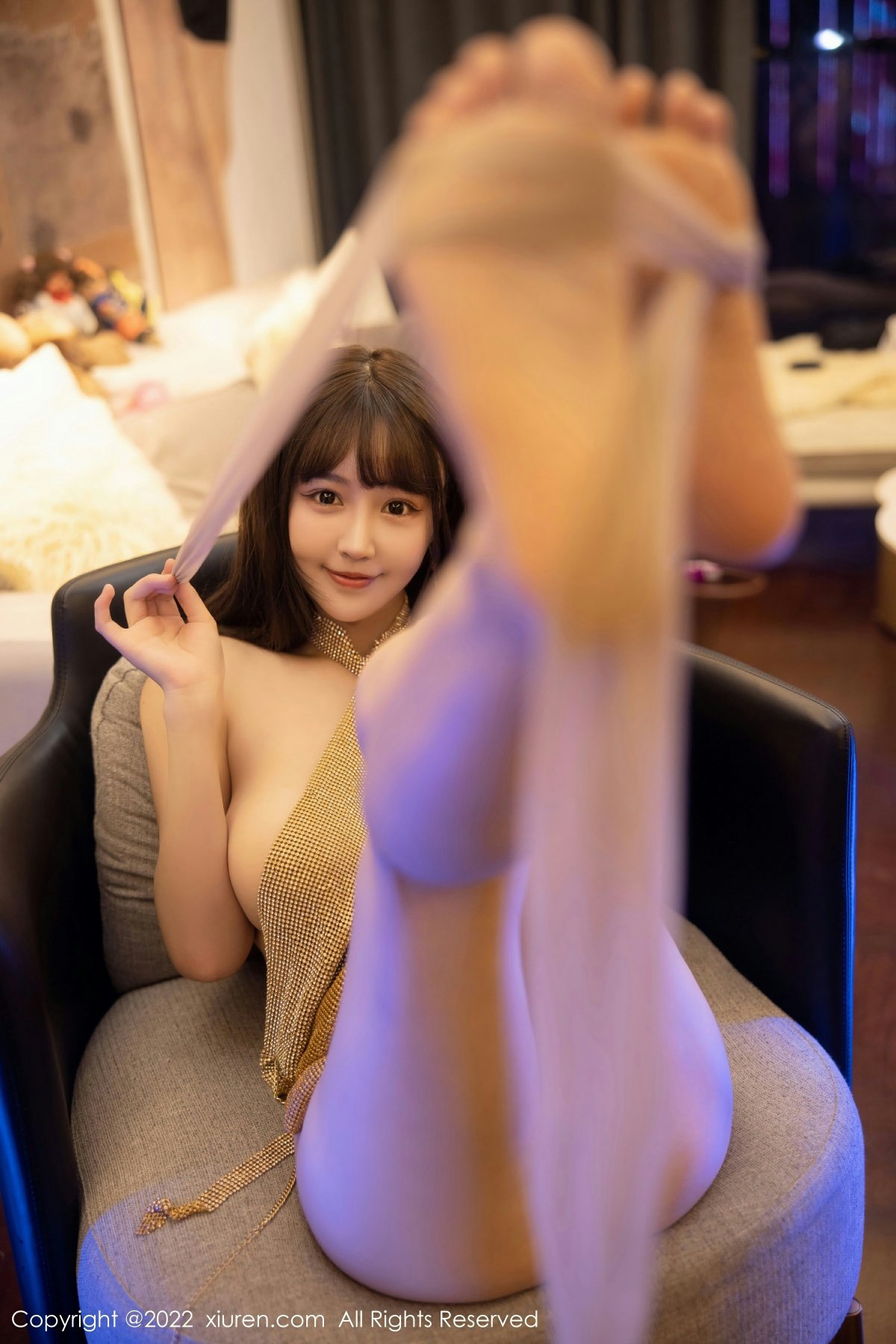 [XiuRen秀人网] 2022.12.26 No.6044 朱可儿Flora 性感金色闪亮露肩连衣短裙 大理旅拍写真 [74+1P] 封面
