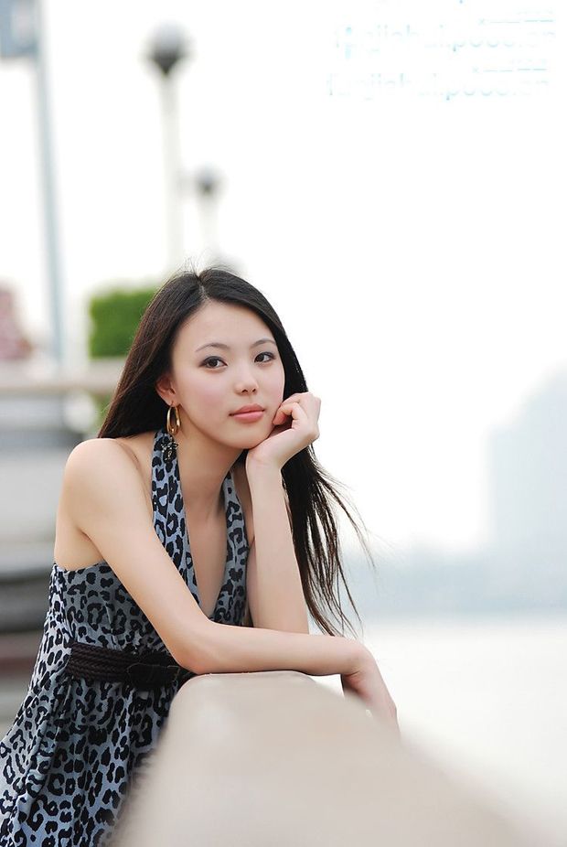 纯美大学女生面如白玉身材很正 封面